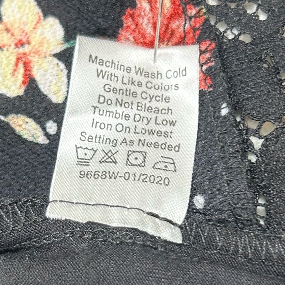 Janet Chung Black Floral Sleeveless Top with in the Back. Size 2X - Picture 8 of 8